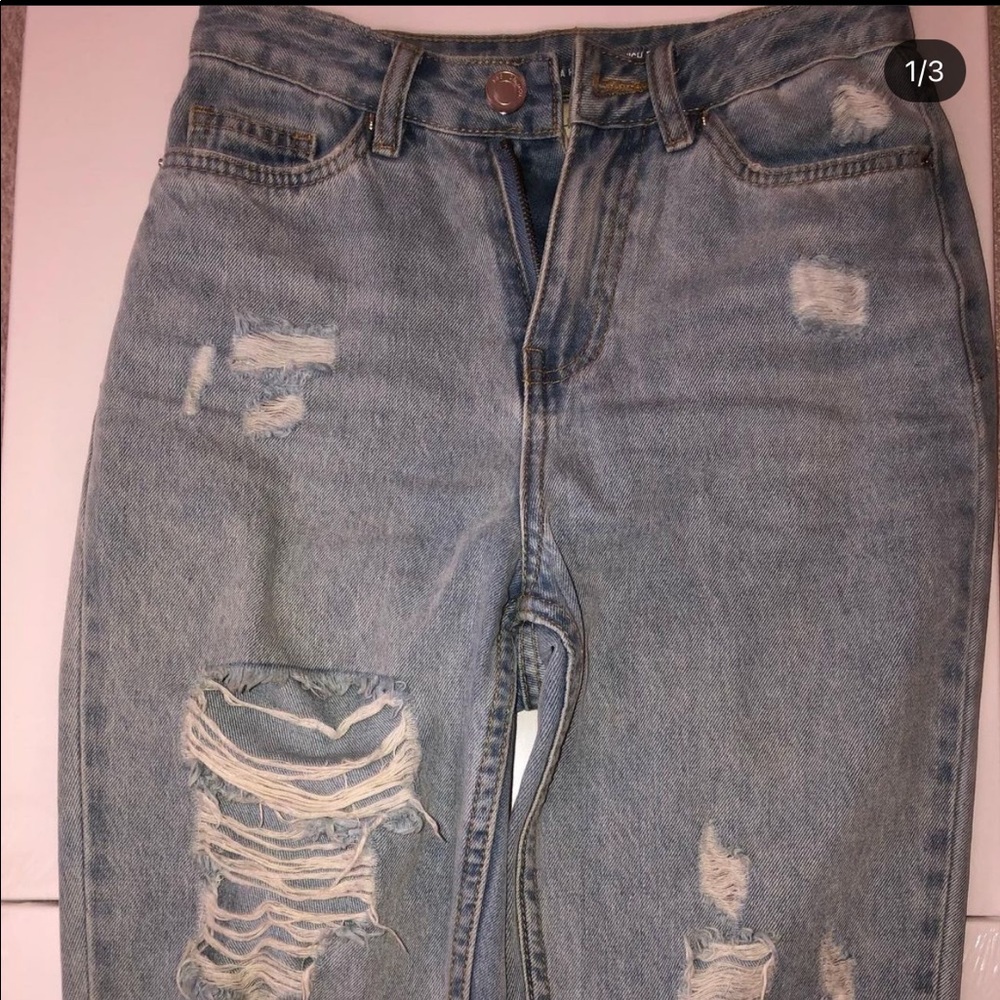 Lightwash vintage look distressed denim